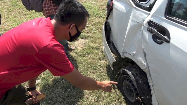 Gegara Ban Pecah, Minibus Terbalik di Jalan Tol Layang Pettarani