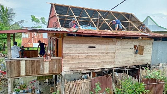 Plt Gubernur Salurkan Logistik untuk Korban Angin Puting Beliung di Wajo