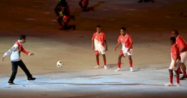 Jokowi Bermain Bola di Tengah Pembukaan PON XX Papua