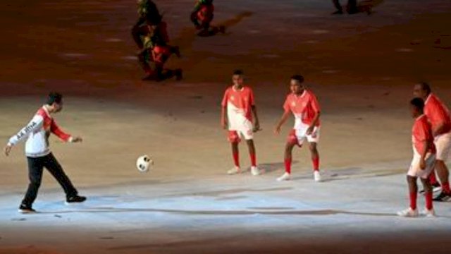 Jokowi Bermain Bola di Tengah Pembukaan PON XX Papua