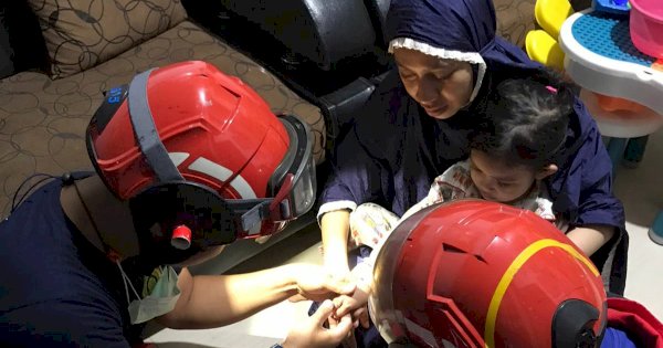 Jari Sudah Bengkak, Petugas Damkar Berhasil Lepas Cincin Seorang Anak di Makassar