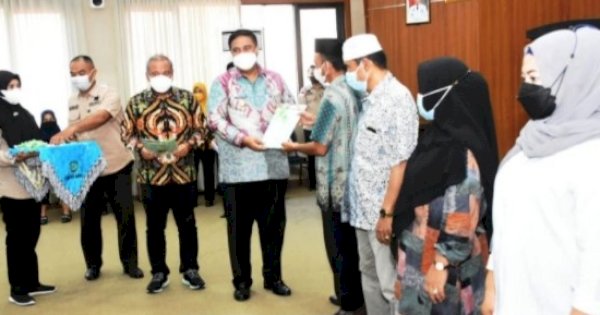 Bupati Chaidir Syam Serahkan Secara Simbolis Sertifikat Tanah UMKM