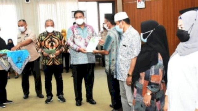 Bupati Chaidir Syam Serahkan Secara Simbolis Sertifikat Tanah UMKM