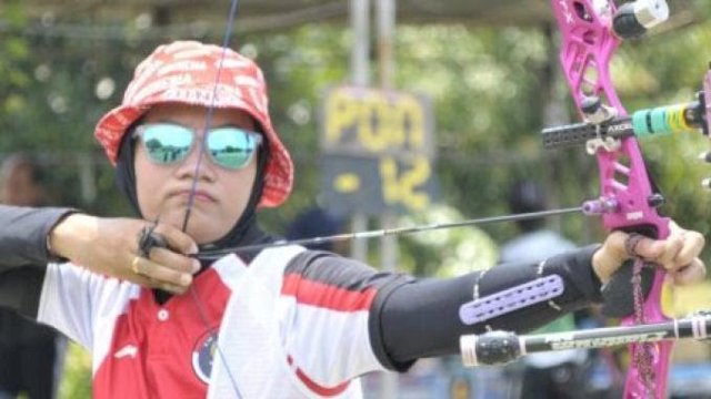 Pemanah Diananda Choirunisa calon lawan Rezza Octavina di babak final nomor recurve perorangan putri PON XX Papua 2021.