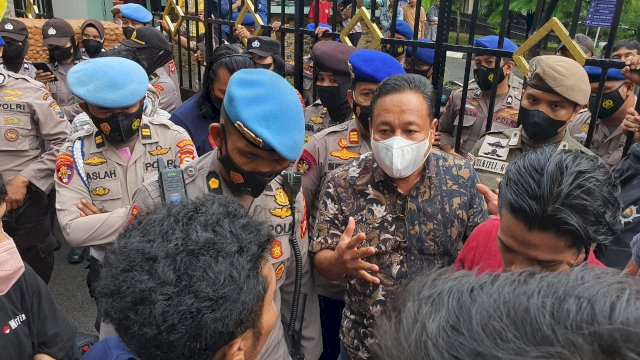 Hari Sumpah Pemuda, Plt Sekretaris DPRD Makassar Temui Massa Aksi