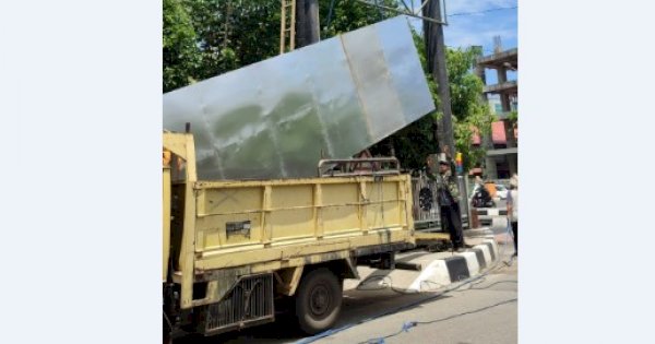 Bapenda Makassar Tertibkan Reklame di Samping Kampus UNM Gunung Sari