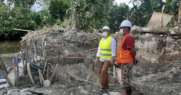 Pastikan Tak Dikerja Asal-asalan, Wabup Lutra Tinjau Jembatan Sungai Walu-walu