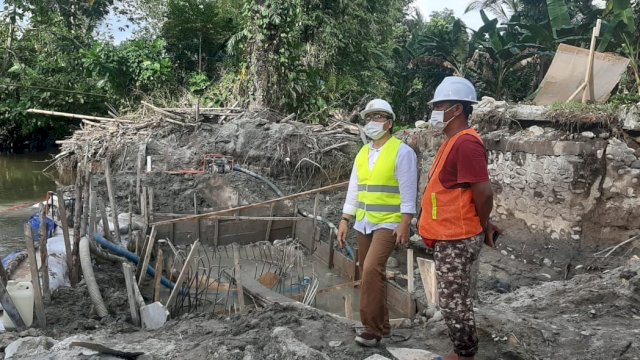 Pastikan Tak Dikerja Asal-asalan, Wabup Lutra Tinjau Jembatan Sungai Walu-walu