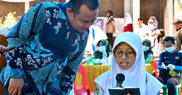 Di SMAN 13 Bone, Plt Gubernur Sulsel Tunjuk Acak Guru Membaca Al-Qur&#8217;an