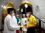 Taufan Pawe Serahkan Bantuan Masjid dan Gereja di Toraja