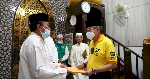 Taufan Pawe Serahkan Bantuan Masjid dan Gereja di Toraja