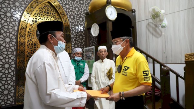 Taufan Pawe Serahkan Bantuan Masjid dan Gereja di Toraja