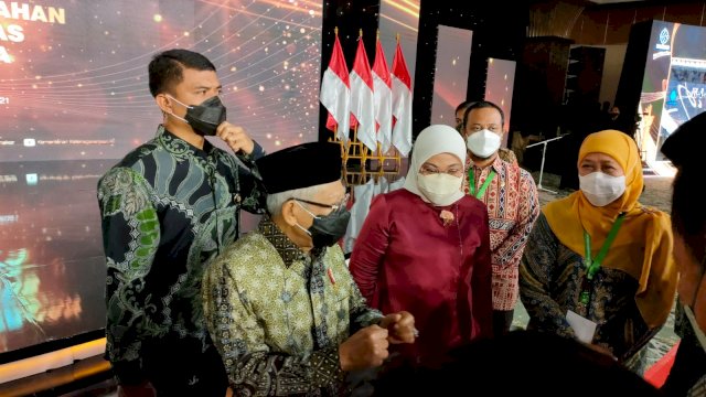 Kenakan Batik Sarita Toraja, Andi Sudirman Terima Paramakarya 2021