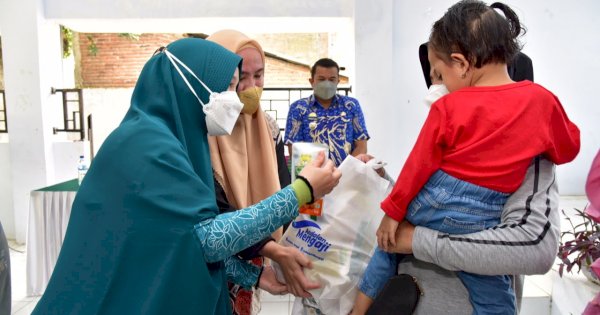 PKK Sulsel dan Andalan Mengaji Beri Sembako untuk Anak Stunting di Gowa