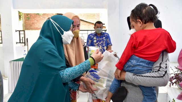 PKK Sulsel dan Andalan Mengaji Beri Sembako untuk Anak Stunting di Gowa