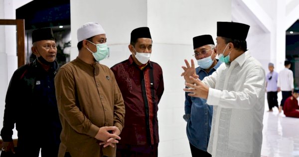 Plt Gubernur Sulsel dan Zulkifli Hasan Salat Subuh Bareng di Al-Markaz