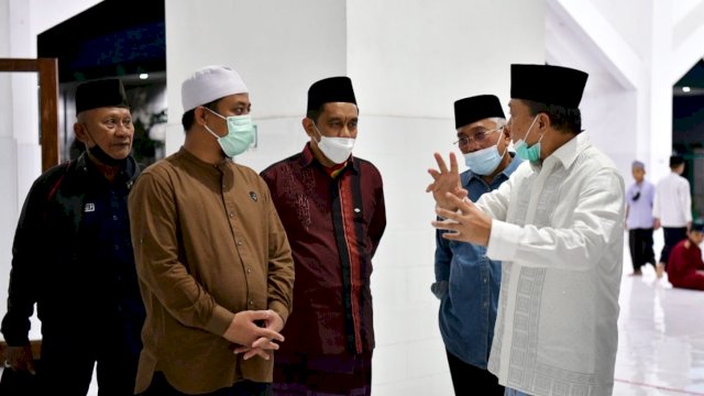 Plt Gubernur Sulsel dan Zulkifli Hasan Salat Subuh Bareng di Al-Markaz