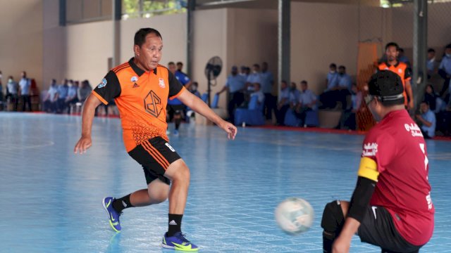 Wali Kota Danny Main Futsal Usai Resmikan RTH di Kawasan PDAM