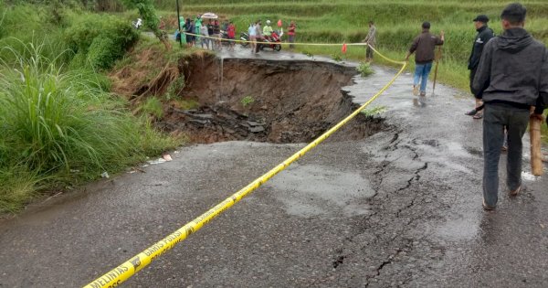 Ruas Batas Gowa-Tondong di Sinjai Ambles, Plt Gubernur: PUTR Segera Turun Selesaikan