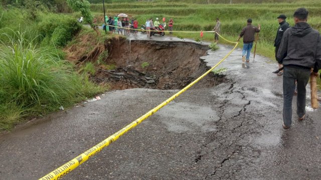 Ruas Batas Gowa-Tondong di Sinjai Ambles, Plt Gubernur: PUTR Segera Turun Selesaikan