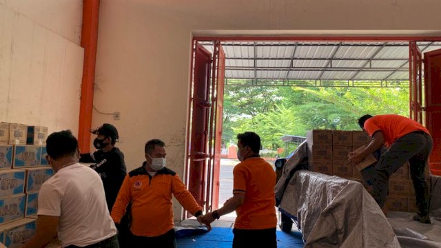 Barru Dilanda Banjir dan Longsor, BPBD Sulsel Salurkan Bantuan