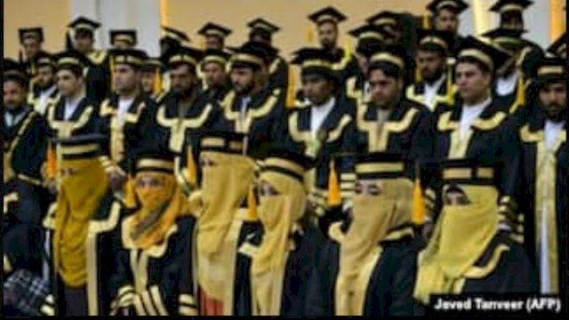 Para Mahasiswi Diwisuda dengan Memakai Cadar di Afghanistan