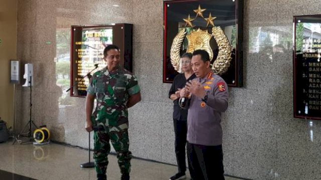 Panglima TNI Jenderal TNI Andika Perkasa menyambangi Kapolri Jenderal Listyo Sigit Prabowo di Mabes Polri, Jakarta Selatan, Selasa (23/11/2021). (Foto: Sindonews.com)