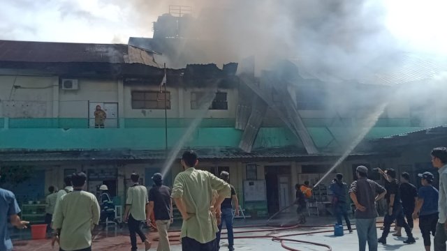 Kobaran api melalap salah satu gedung SMPIT & SMAIT Nurul Fikri Boarding School Makassar, yang terletak di Jl Pandang Raya.