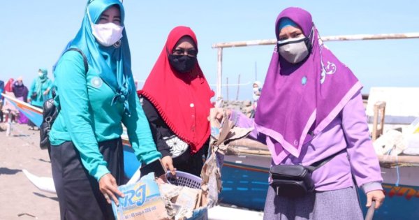 Rapat Rutin Tim PKK Takalar Dirangkaikan Aksi Bersih-bersih Pantai Jamarang