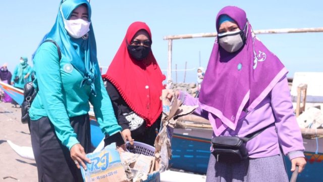 Rapat Rutin Tim PKK Takalar Dirangkaikan Aksi Bersih-bersih Pantai Jamarang