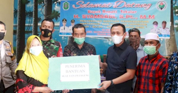 Kunjungi Desa Laikang dan Punaga, Bupati Takalar Bagikan Sapi dan Alat Pertanian