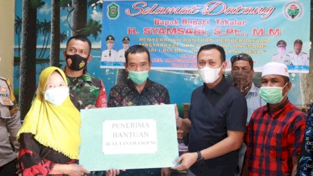 Kunjungi Desa Laikang dan Punaga, Bupati Takalar Bagikan Sapi dan Alat Pertanian