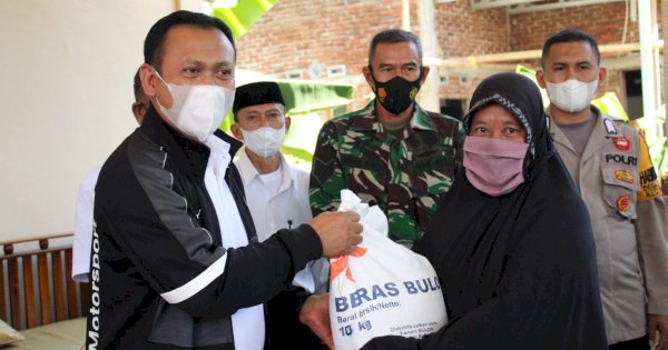 Bupati Takalar Turun Langsung Serahkan Bantuan Beras untuk Warga