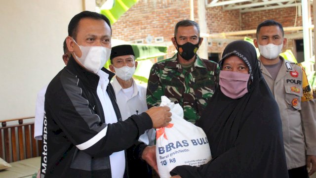 Bupati Takalar Turun Langsung Serahkan Bantuan Beras untuk Warga