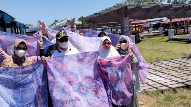 Ratusan Batik Siborita Warnai Pesisir Pantai Topejawa