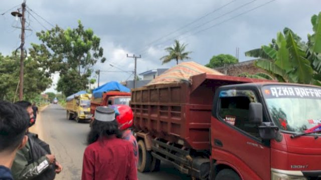 Dishub Maros Tahan Truk Pengangkut Material Rel Kereta Api