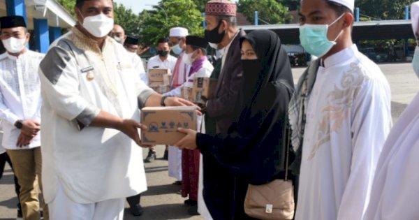 Bupati Maros Bagikan Insentif Bagi Guru Mengaji di Hari Santri Nasional