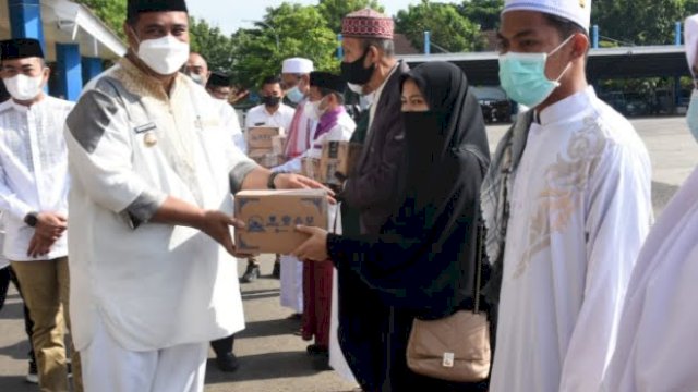 Bupati Maros Bagikan Insentif Bagi Guru Mengaji di Hari Santri Nasional