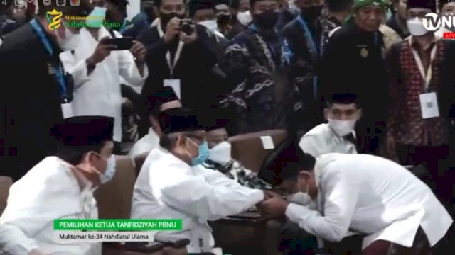 Gus Yahya mencium tangan Said Aqil di sela-sela acara Muktamar ke-34 PBNU. (Tangkapan Layar YouTube NU) 