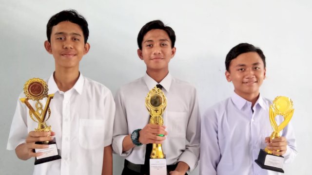 Tiga santri Darul Istiqamah Boarding School (DIBS) Maros meraih tiga medali pada perhelatan Olimpiade Sains dan PAI Nasional (OSPN) 2021 yang digelar oleh Edupreneur Global Indonesia. (Istimewa)