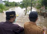 Plt Gubernur Sulsel Jalan Kaki 2 km hingga Naik Truk Pantau Banjir di Takalar