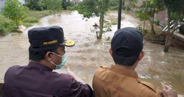 Plt Gubernur Sulsel Jalan Kaki 2 km hingga Naik Truk Pantau Banjir di Takalar