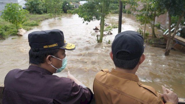 Plt Gubernur Sulsel Andi Sudirman Sulaiman dan Wakil Bupati Takalar Ahmad Dg Se're tinjau lokasi banjir menggunakan truk di Takalar, pada Selasa (7/12/2021). (Foto: Humas Pemprov Sulsel) 