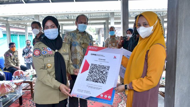 Bupati Lutrra Resmikan Pasar Smart Rakyat Pertama, Transaksi Menggunakan QRIS