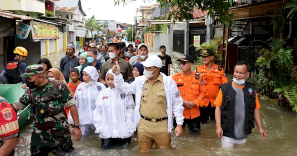 Pastikan Logistik 3.600 Pengungsi Terpenuhi, Danny Terjang Banjir