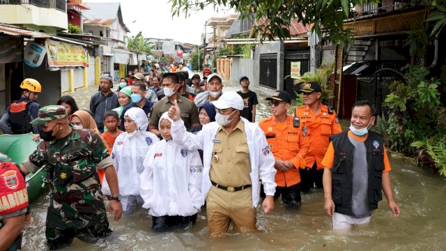 Pastikan Logistik 3.600 Pengungsi Terpenuhi, Danny Terjang Banjir