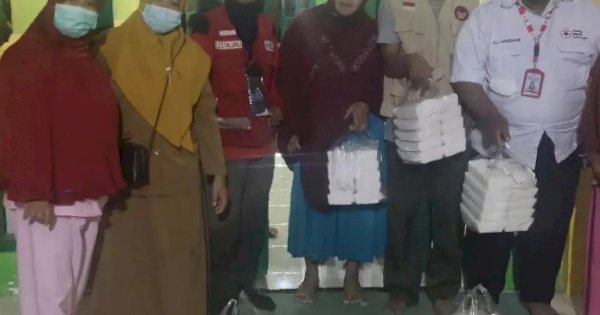 Banjir Makassar, Baguna PDIP Sulsel Salurkan Makanan ke Lokasi Pengungsian