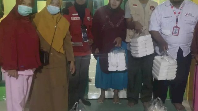 Banjir Makassar, Baguna PDIP Sulsel Salurkan Makanan ke Lokasi Pengungsian