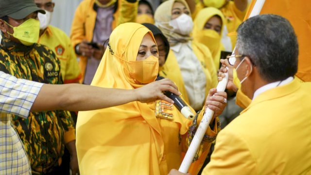 Terpilih Ketua Golkar Parepare, Erna Taufan Pawe Teteskan Air Mata