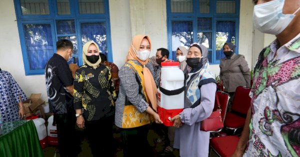 Tingkatkan Produksi, Fatmawati Serahkan Bantuan ke Kelompok Tani Makassar 